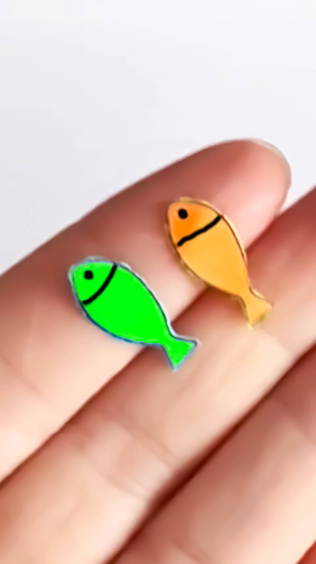 Как заставить плавать Рыбку из бумаги. Эксперимент для детей смотреть онлайн