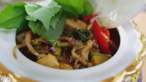 Тайская уличная еда. Курица в карри. Бангкок, Таиланд.