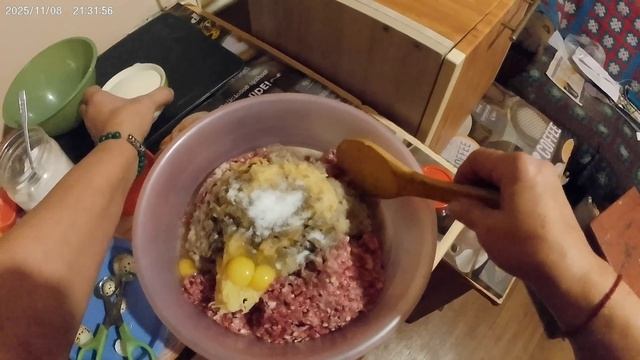 В дело идет все.Фарш из куриных потрошков.