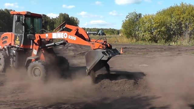 Студент из Камеруна управляет экскаватором смотреть онлайн