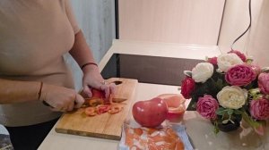 засолила рыбку,  салат,,красная марынка,, и плов в животе курицы