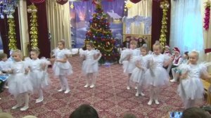 Танец "Падают снежинки" в подготовительной группе