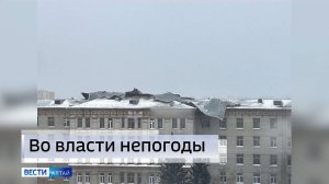 В Барнауле с бывшей горбольницы №3 на улице Титова сорвало часть кровли