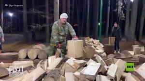 رئيس بيلاروس يظهر مهاراته في التحطيب