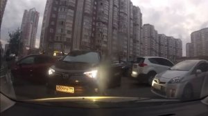 Похоже по встречке ездят те, кто права купил!!Хамы..Надо наказывать таких наглецов. респект ребятам