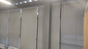 Серые матовые алюминиевые горизонтальные жалюзи для защиты от солнца на панорамные окна.