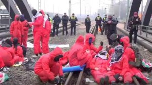 🚫 В немецком Гамбурге около 50 активистов гражданского неповиновения заблокировали железнодорожную