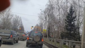 По городку ноябрьскому...