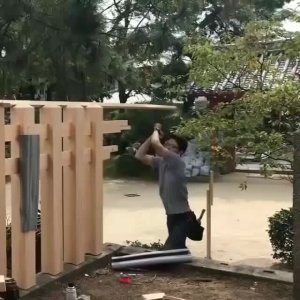 Красивый деревянный забор.