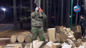 Лукашенко показал мастер-класс по колке дров