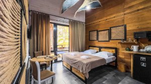 Красивый номер посреди леса Архыза