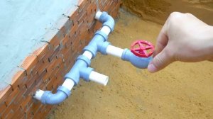 Грузовик и мини-трактор своими руками строят кирпичный мост после наводнения