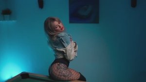 Девушка в чулках раздевается на столе