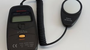 Кто ярче светит? 72 ватта люминисцентных ламп против 40 ватт светодиодных ламп. Снято одним кадром ,