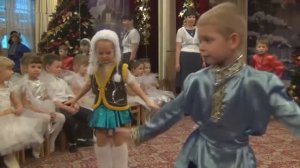Танец "Снег и елки" на новый год в детском саду