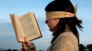 Поучаюсь  в ней( в Библии) день и ночь... .