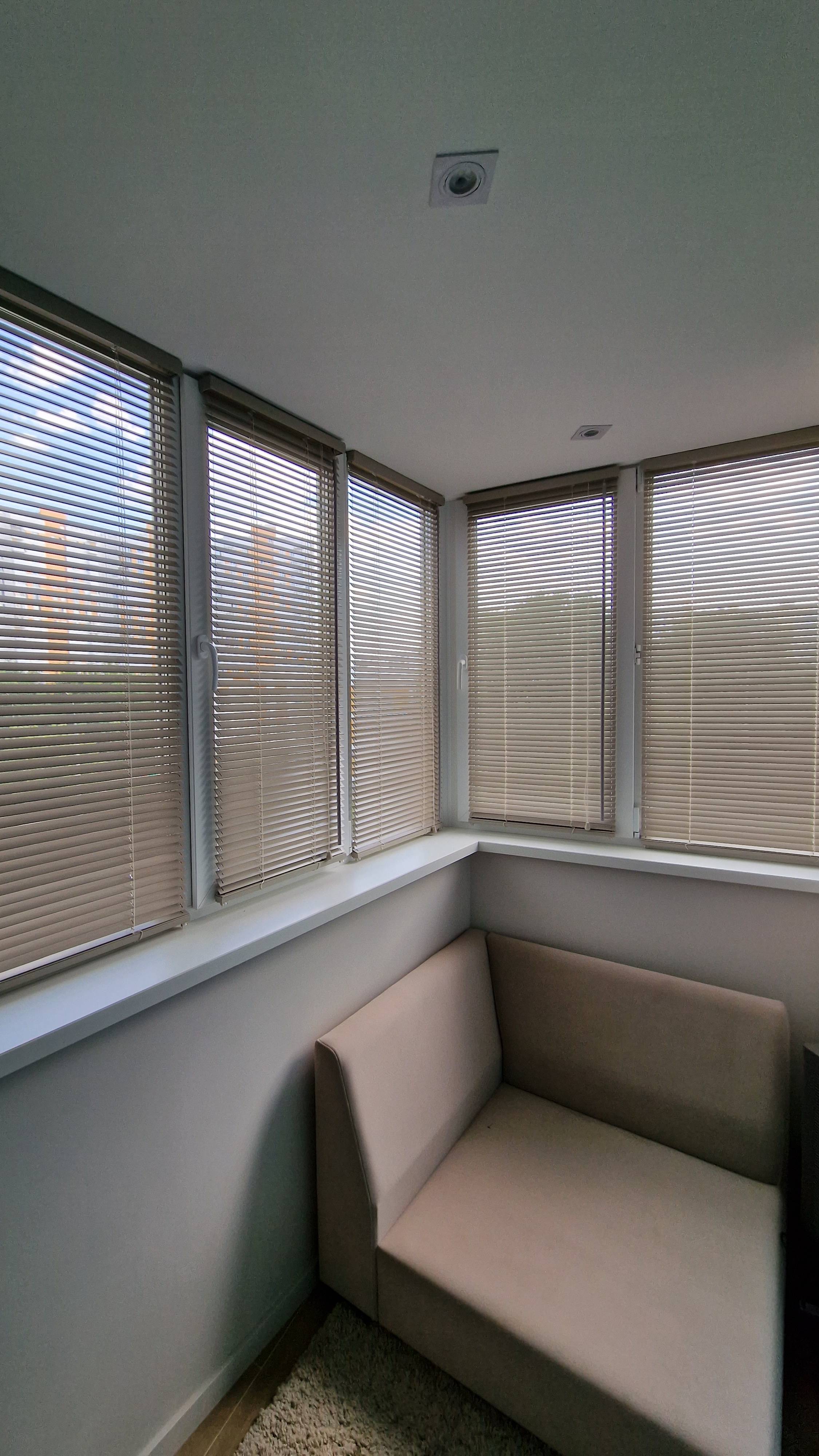 Горизонтальные деревянные жалюзи 25мм на лоджию. Цвет 64 Лен.