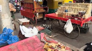 Ужас Дели: Священные коровы едят пластик в грязи - хаос рынка Саддар