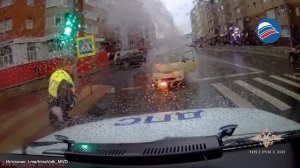 В Ханты-Мансийске полицейские спасли женщину и двух детей из горящего автомобиля