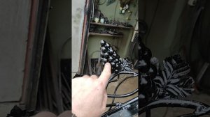 Скамейка из виноградной лозы.