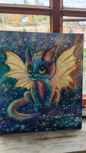 ДраКотик-волшебник и маг. Хранитель междумирного портала. Он наполовину кот, наполовину дракон