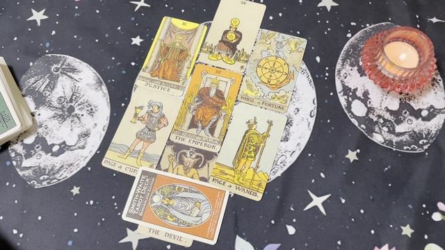 Что происходит в его жизни? Гадание на Таро