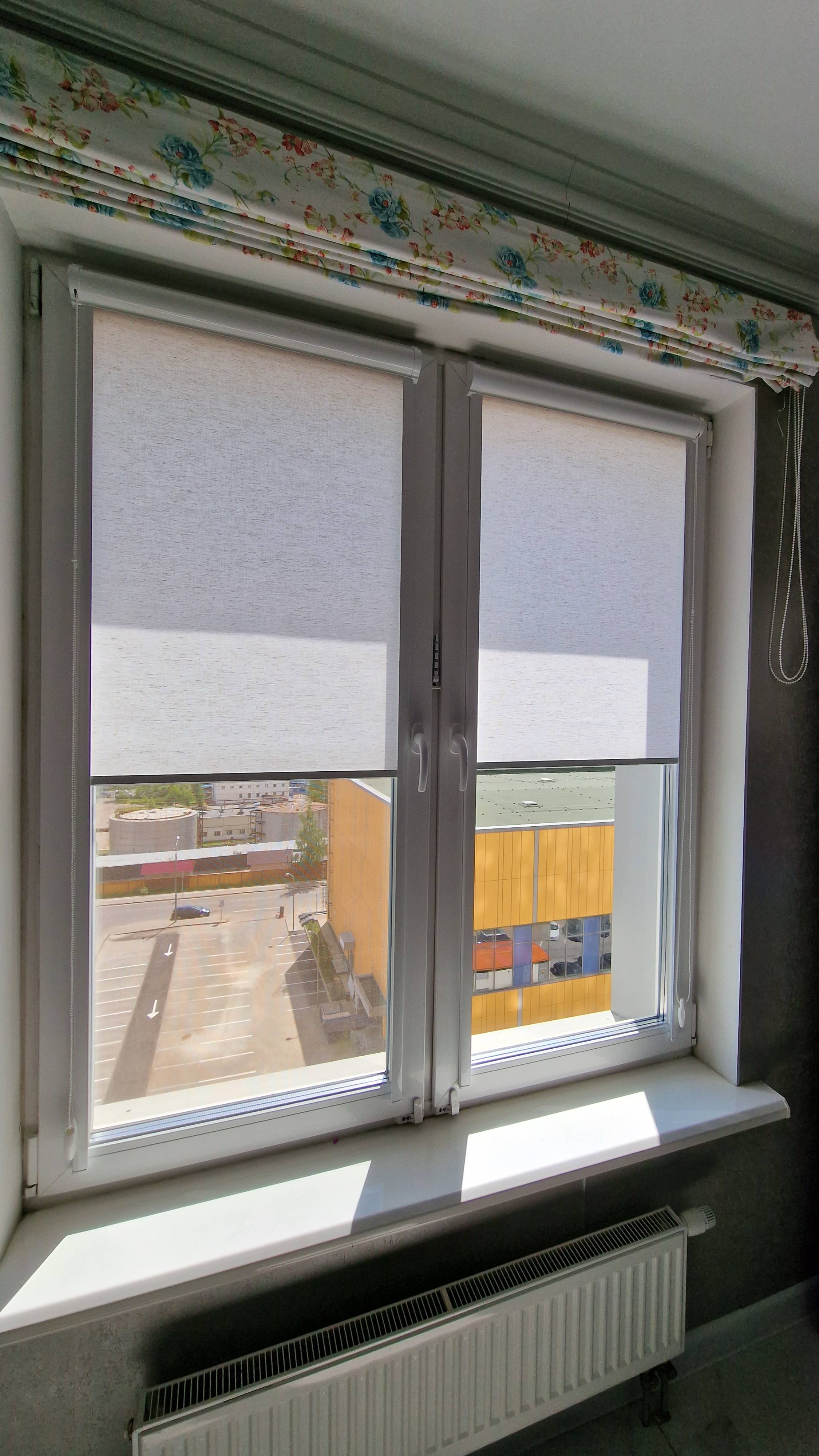 Кассетные рулонные шторки уни2. Ткань Сахара белый.