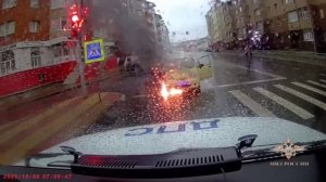 Госавтоинспекторы Югры спасли семью из горящего автомобиля