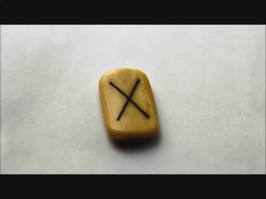 Руна Гебо и соответствующие ей камни. Аквамарин, кошачий глаз, хризолит.