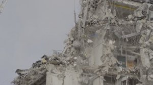 Снос высотного здания с помощью ударного молота.