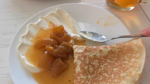 Доброе утро с блинами и чаем с лимоном.