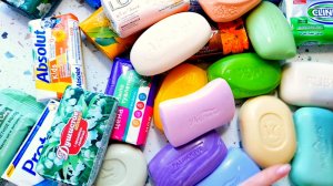 АСМР ШУРШАНИЕ. РАСКЛАДЫВАЮ ЯРКОЕ МЫЛО. ШЕЛЕСТ И ШУРШАНИЕ УПАКОВКИ.