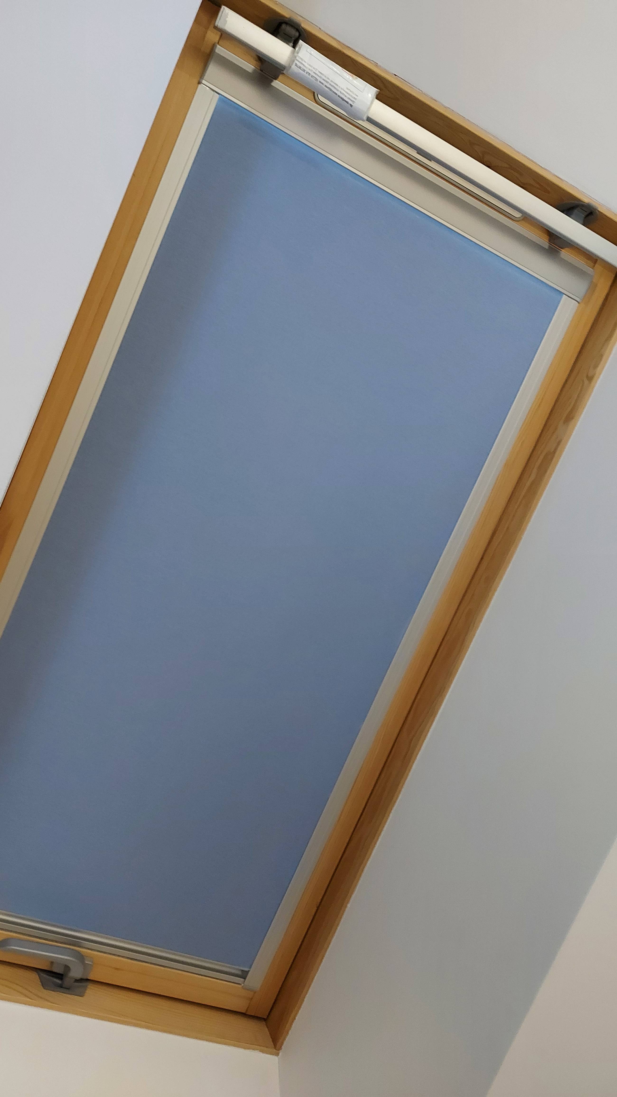 Мансардная рулонная штора Р-лайт. Кассетная с направляющими. Ткань Карина блэкаут голубой