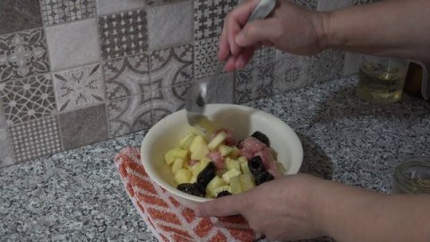 Фаршированная курица с ананасом и яблоком к Новогодним праздникам. Pollo relleno de manzana y piña.