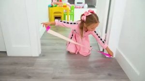 Майя играет на ферме с животными-игрушками