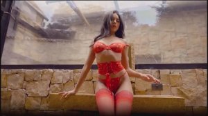 Девушка в нижнем белье  раздевается  на улице