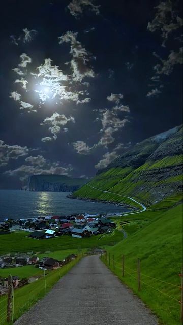 Лунный свет, просачивающийся сквозь облака