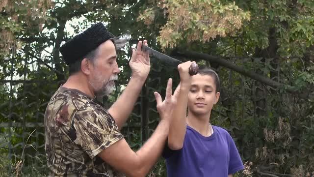 Занятия кружка владения казачьей шашкой. Съемка и монтаж - Степан Тыртышный и Артём Красноруцкий смотреть онлайн