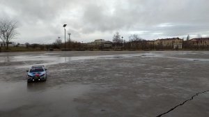 Безбашенный водитель заехал в городской парк на весте - запись с камеры наблюдения