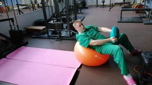 Профилактика кифоза в грудном отделе.  Комплекс на шаре