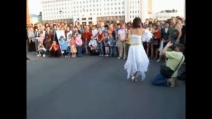 "Молва и красота" исполняет автор слов и музыки Николай Хоничев, танцует Инна Марухленко.