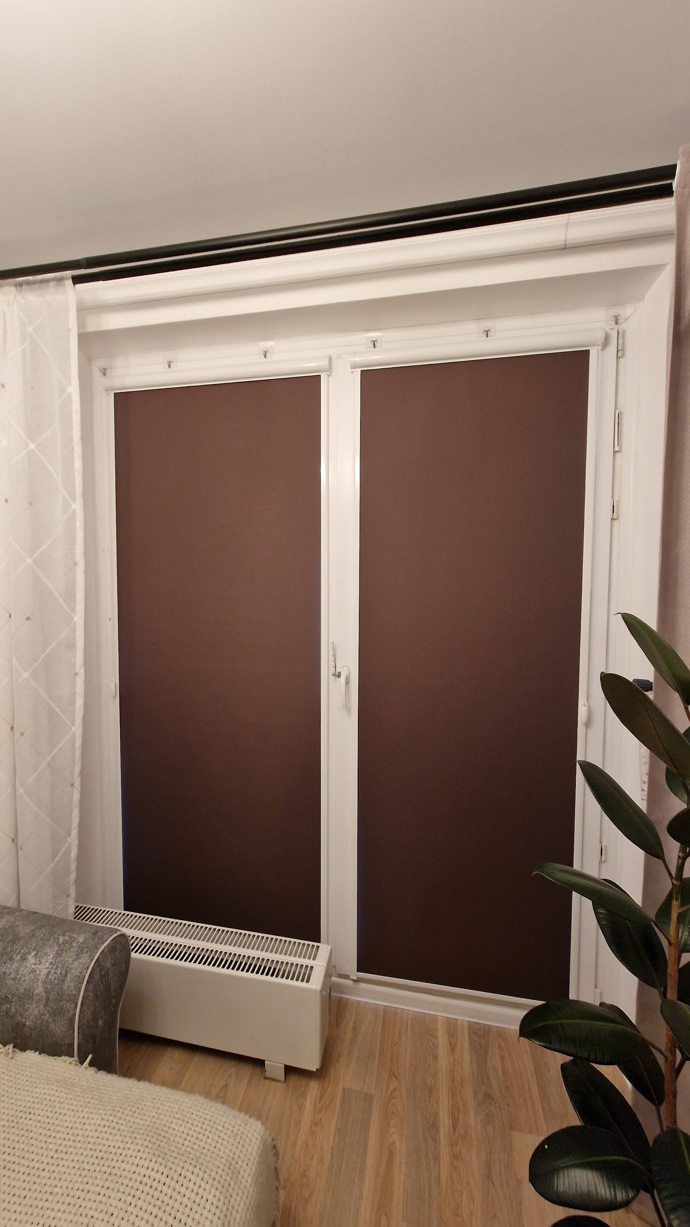 Рулонные шторы уни2 на высокие двери. Высота 2200. Ткань Респект блэкаут коричневый.