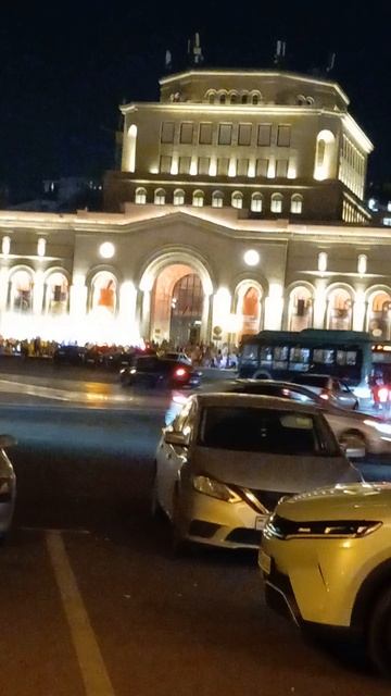 Армения Ереван вечер площадь машины автомобили