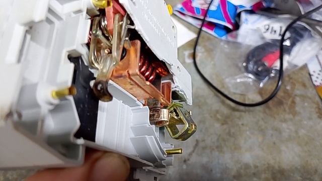 так неисправный автомат может стать причиной пожара или почему нужно следить за проводкой.