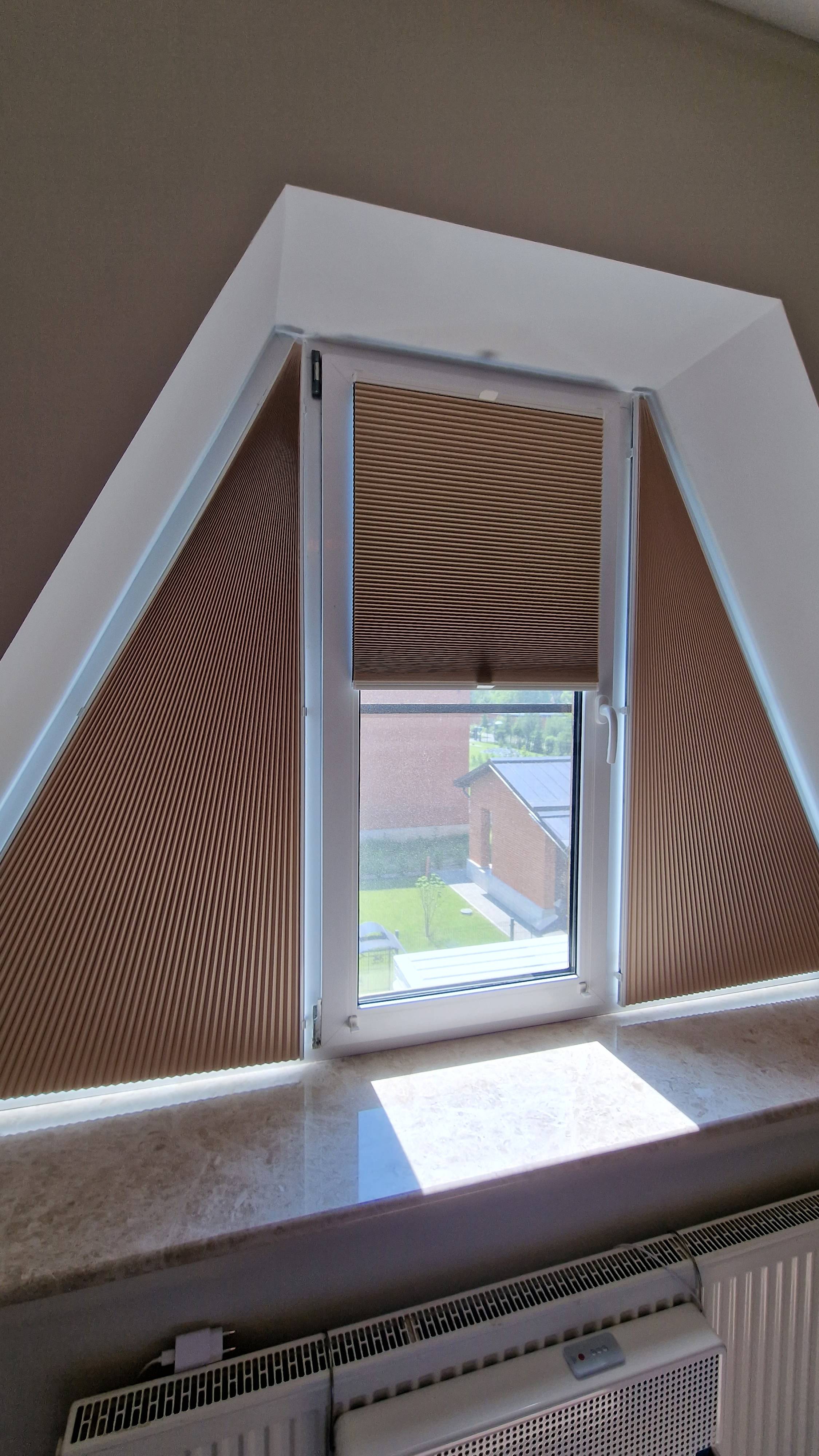 Шторы плиссе (Гофре) нестандартных форм на вот такое окно. Ткань Пальма блэкаут кремовый.