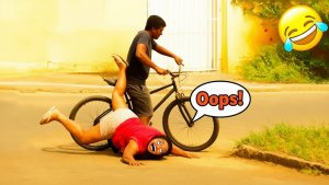 ПОПРОБУЙ НЕ РАССМЕЯТЬСЯ 😂 Подборка смешных видео с неудачами🤭Люди - идиоты