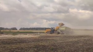 Разбрасывание извести. John Deere 8420.