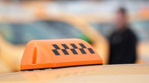 В Москве такси сбило курьера на самокате