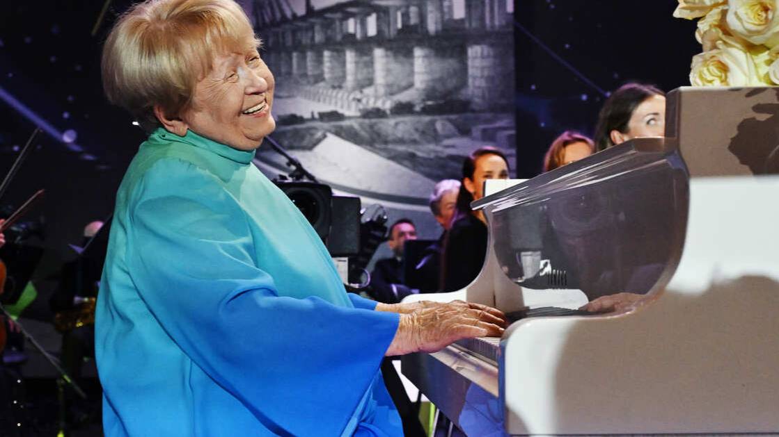 Путин позвонил Пахмутовой и поздравил ее с 96-м днем рождения