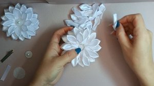 Бантики на заколке из атласной ленты 2,5 см .